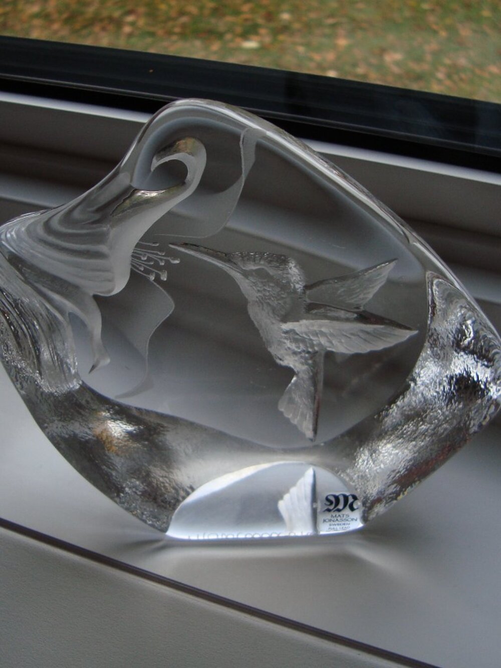 Mats Jonasson crystal hummingbird sculpture